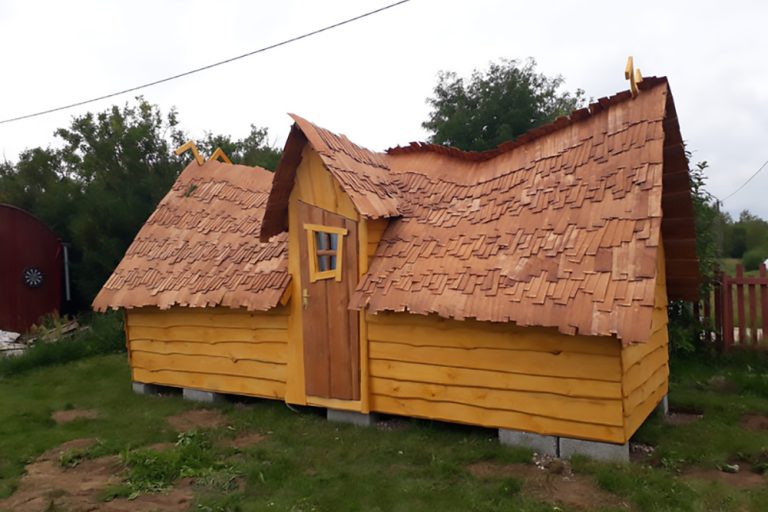 a shabby house with shingles on it